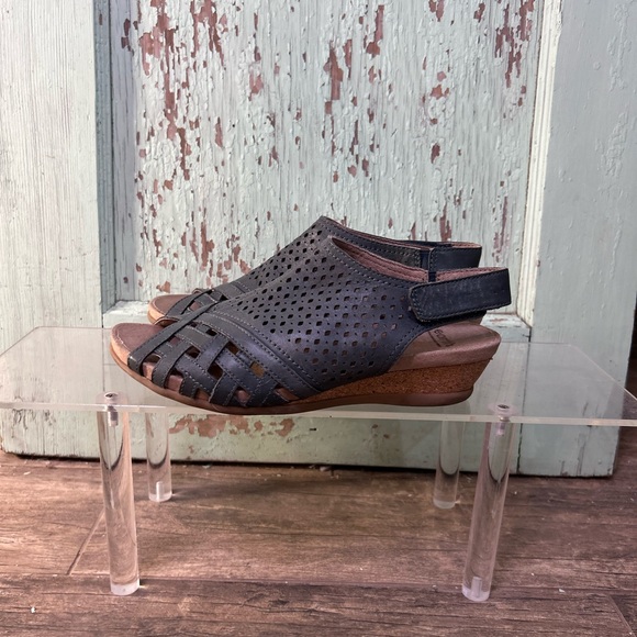 Women’s Earth blue leather peep toe cork wedge sandals - Picture 4 of 8